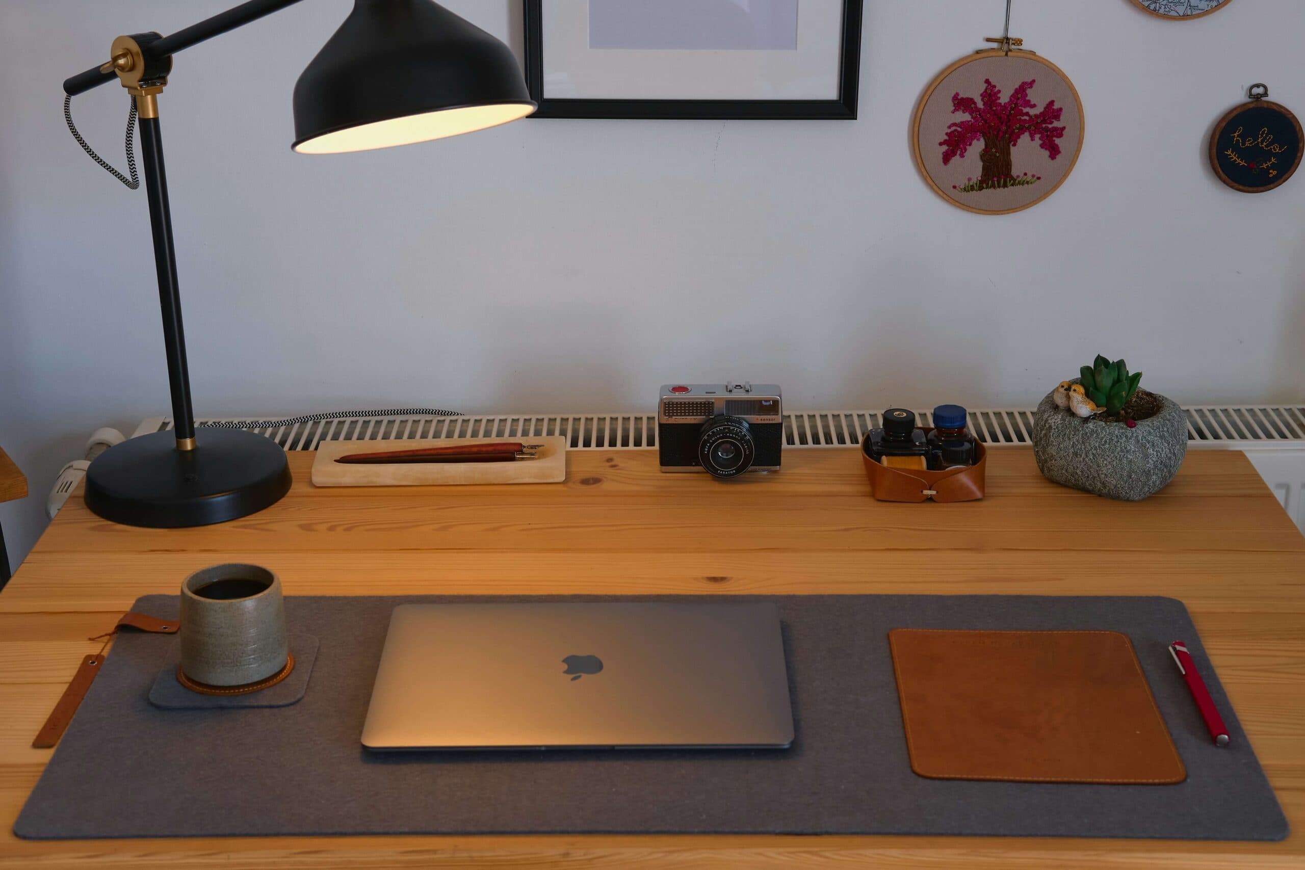 Deep work setup with Pomodoro timer, focused workspace, and distraction blockers